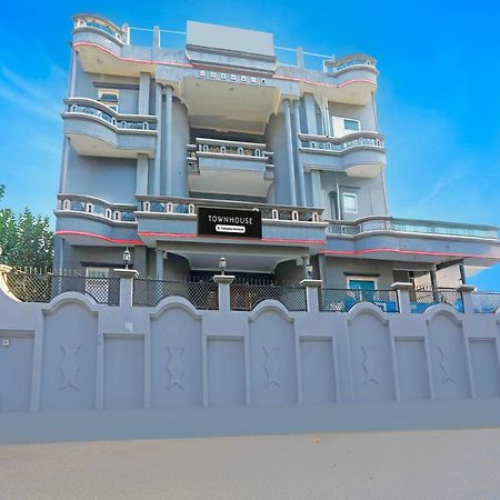 Super Townhouse Vijay Khand Gomti Nagar Lucknow Exteriör bild