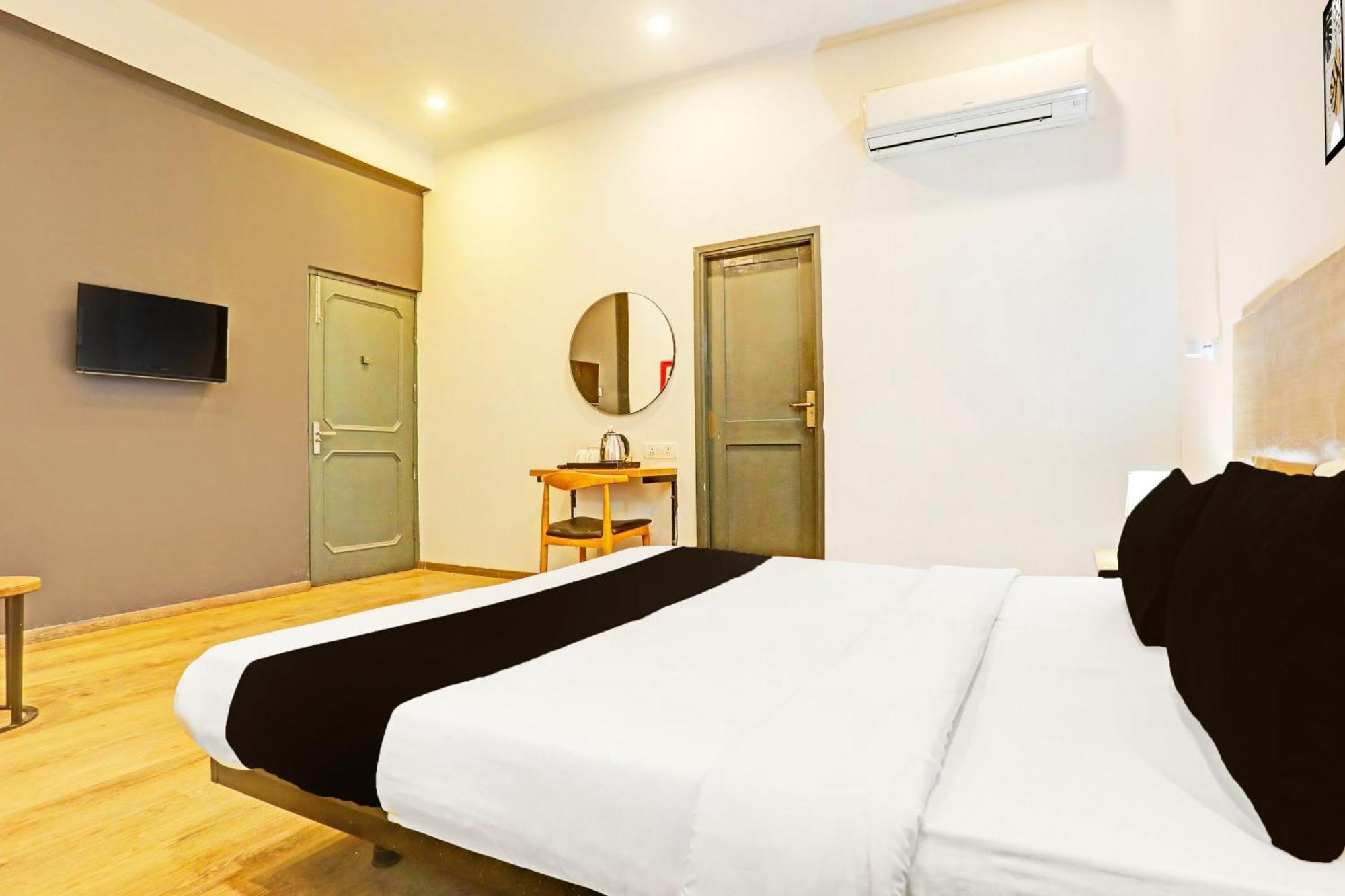 Super Townhouse Vijay Khand Gomti Nagar Lucknow Exteriör bild